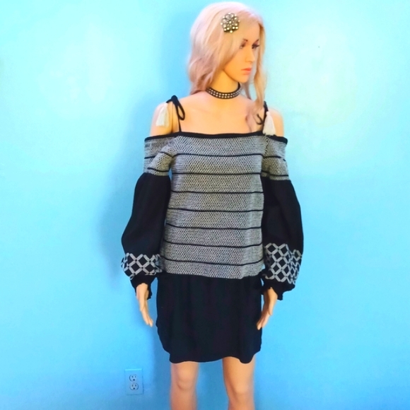 INC XL balloon sleeve cold shoulder top - Picture 3 of 7